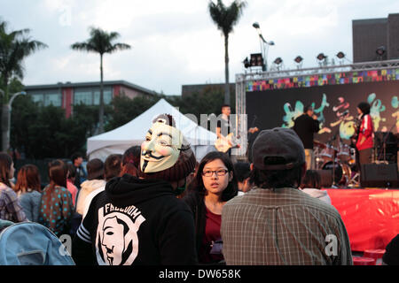 Taipei, Taiwan - 28. Februar 2014: Publikum am Gedenkkonzert Jubiläum des 1947 Massaker, denen Tausende von nationalistischen Kuomintang-Truppen aus China, an der Taipei Peace Park am 28. Februar 2014 getötet wurden. Das Massaker blieb für Jahrzehnte unter der späten nationalistischen KMT Führer Chiang Kai-shek der Regel Tabu. Es war nicht bis 1995, dass die damaligen Präsidenten Lee Teng-Hui die erste offizielle Entschuldigung gemacht. Parlament später vereinbart, die Opfer zu entschädigen und 28 Februar ein offizieller Feiertag. Stockfoto