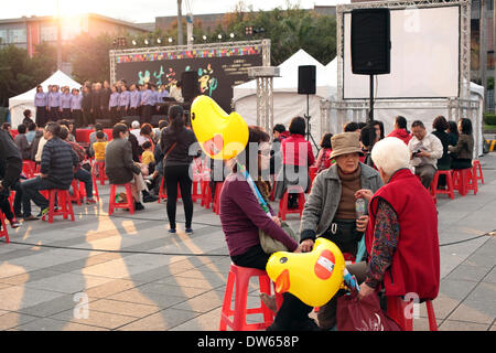 Taipei, Taiwan - 28. Februar 2014: Senioren saß auf dem Freiheitsplatz, während ein Gedenkkonzert während der Jahrestag des Massakers von 1947 wurde statt auf denen Tausende von nationalistischen Kuomintang-Truppen aus China, an der Taipei Peace Park am 28. Februar 2014 getötet wurden. Das Massaker blieb für Jahrzehnte unter der späten nationalistischen KMT Führer Chiang Kai-shek der Regel Tabu. Es war nicht bis 1995, dass die damaligen Präsidenten Lee Teng-Hui die erste offizielle Entschuldigung gemacht. Parlament später vereinbart, die Opfer zu entschädigen und 28 Februar ein offizieller Feiertag. Stockfoto