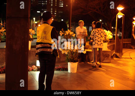 Taipei, Taiwan - 28. Februar 2014: Park in der Nacht mit der Polizei bewacht die Szene auf Taiwan während der Jahrestag des 1947 Massakers denen Tausende von nationalistischen Kuomintang-Truppen aus China, an der Taipei Peace Park am 28. Februar 2014 getötet wurden. Das Massaker blieb für Jahrzehnte unter der späten nationalistischen KMT Führer Chiang Kai-shek der Regel Tabu. Es war nicht bis 1995, dass die damaligen Präsidenten Lee Teng-Hui die erste offizielle Entschuldigung gemacht. Parlament später vereinbart, die Opfer zu entschädigen und 28 Februar ein offizieller Feiertag. Stockfoto