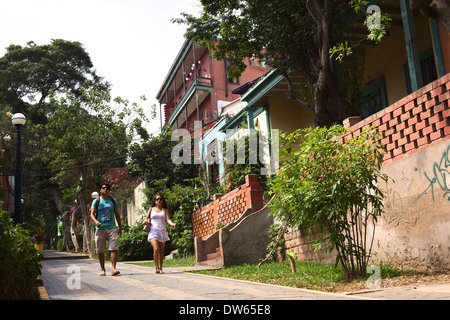 Menschen zu Fuß auf die Bajada ein Los Baños im Bezirk Barranco, Lima, Peru Stockfoto