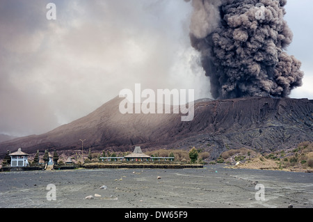 Ausbruch des Gunung Bromo im Dezember 2010. Stockfoto