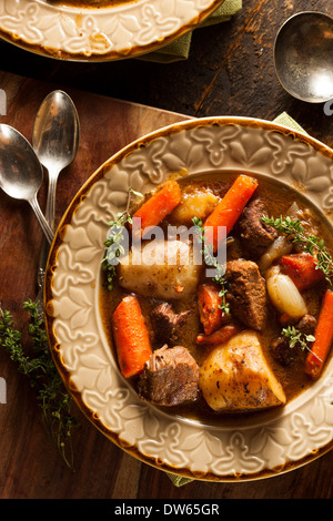 Hausgemachte irisches Rindfleisch-Eintopf mit Möhren und Kartoffeln Stockfoto