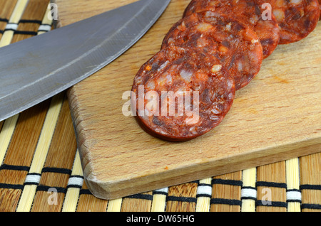 Leckere Chorizo Wurst auf Holzbrett Stockfoto