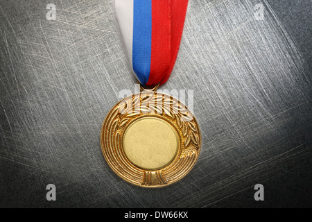 Metall-Medaille mit Tricolor Band auf Stahl kratzig Hintergrund Stockfoto