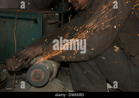 1 indischer Mann Arbeit in Fabrik Stockfoto