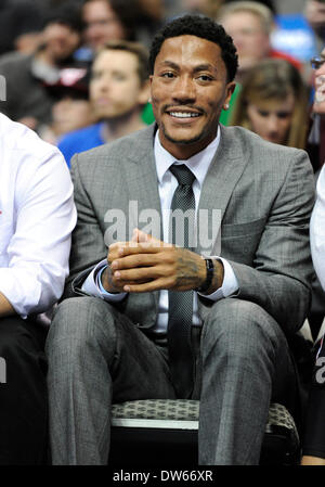 Dallas, USA. 28. Februar 2014. Chicago Bulls Guard Derrick Rose #1 sitzt auf der Bank aufgrund einer Verletzung bei einem NBA-Spiel zwischen den Chicago Bulls und den Dallas Mavericks das American Airlines Center in Dallas, TX Chicago Dallas besiegt 100-91 Credit: Cal Sport Media/Alamy Live News Stockfoto