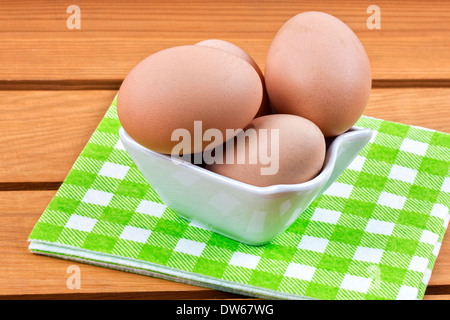 Eiern in einer Porzellanschüssel Stockfoto