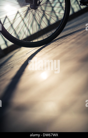 Fahrrad-Rad auf der Straße Stockfoto