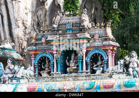 Eine kleine Hindu-Tempel außerhalb der Batu-Höhlen, nördlich von Kuala Lumpur, Malaysia. Stockfoto