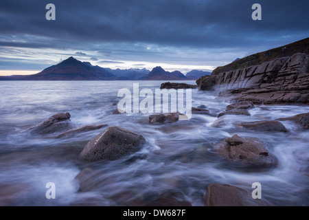 Wellen laufen umher den felsigen Ufern des Elgol, Isle Of Skye, Schottland. Winter (Dezember) 2013. Stockfoto