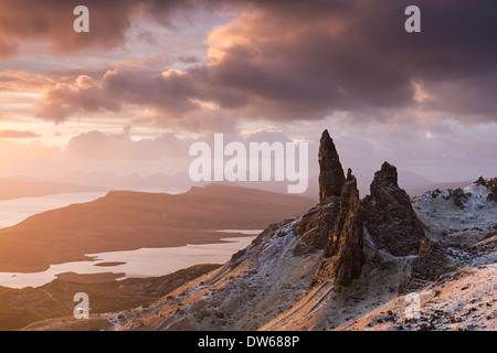 Schönen Sonnenaufgang über dem Schnee bestäubt Old Man of Storr, Isle Of Skye, Schottland. Winter (Dezember) 2013. Stockfoto