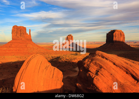 Sonnenuntergang in Monument Valley Navajo Tribal Park an der Grenze zwischen Utah und Arizona Stockfoto