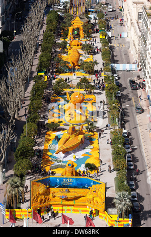 LUFTAUFNAHME. Zitronenfest von Menton im Jahr 2014. „20000 Meilen unter dem Meer“-Thema, gebaut mit Zitronen und Orangen. Französische Riviera, Frankreich. Stockfoto