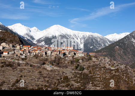 LUFTAUFNAHME. Mittelalterliches Dorf auf einem schmalen Grat mit den Mercantour Alpen am Horizont. Venanson, Alpes-Maritimes, Frankreich. Stockfoto