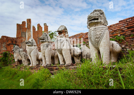 Stein-Fabelwesen wie Löwen in den Ruinen eines antiken Tempels. Thailand, Ayutthaya Stockfoto