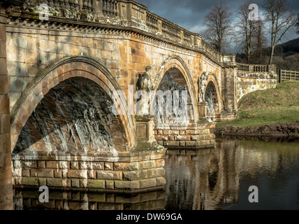 Stein-Straßenbrücke über den Fluss Derwent in Chatsworth Anwesen, Derbyshire. Stockfoto