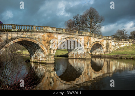 Stein-Straßenbrücke über den Fluss Derwent in Chatsworth Anwesen, Derbyshire. Stockfoto