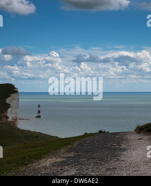 Ein Blick auf die Beachy Head Leuchtturm von den Severn-Schwestern. Mit blauem Himmel und flauschige weiße Wolken. Stockfoto