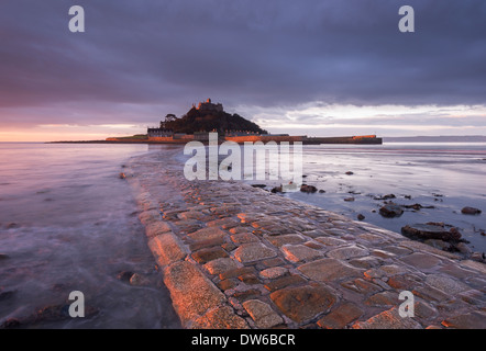 St. Michael's Mount und dem Damm bei Dämmerung, Marazion, Cornwall, England. Winter (Januar) 2014. Stockfoto