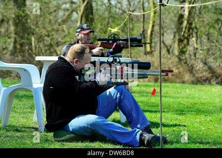 Mann auf britische Feld Ziel Verband Wettbewerb mit Luftgewehr schießen mit Dosisfindung teleskopischen Rahmen ausgestattet. Essex UK Stockfoto