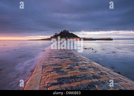 St. Michael's Mount und dem Damm bei Dämmerung, Marazion, Cornwall, England. Winter (Januar) 2014. Stockfoto