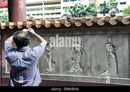 Buddhisten beten und Weihrauch bei Kwan Im Thong Hood Cho Tempel in Singapur. Stockfoto