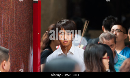 Buddhisten beten und Weihrauch bei Kwan Im Thong Hood Cho Tempel in Singapur. Stockfoto