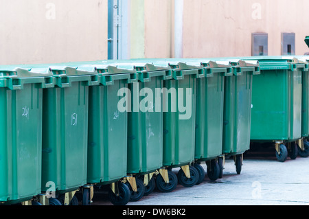 Eine Reihe von Mülltonnen in einer Gasse in Singapur. Stockfoto