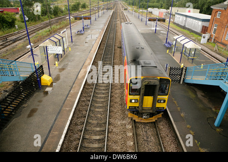 East Midlands Züge Klasse 153 Diesel Triebzug Zug am Bahnhof von Barnetby. Stockfoto