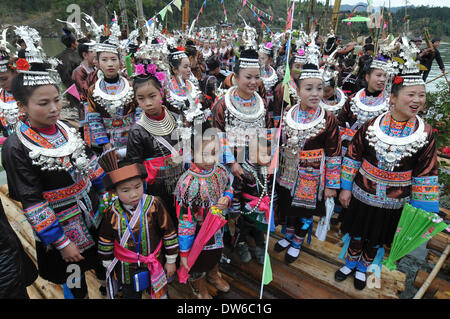 (140301)--LIUZHOU, 1. März 2014 (Xinhua)--Dong, die Menschen in einer Log-Floß-Parade am Fluss Rongjiang in Meilin Township von Sanjiang Dong autonome Grafschaft in Liuzhou, Süd-China Autonome Region Guangxi Zhuang, 1. März 2014 teilnehmen. Bewohner der Dong ethnische Gruppe in Meilin Township, Flößen ein Holz produzierenden Bereich, verwendet, um Bauholz mit Log versenden entlang des Flusses Rongjiang zum Verkauf in nachgeschalteten Städte einschließlich Wuzhou und Guangzhou. In der Vergangenheit wurden diejenigen, die in der Regel im Bauholzgeschäft beteiligt waren eine beschwerliche Reise durch den Fluss Stromschnellen und komplizierte Unterwasser ter Stockfoto