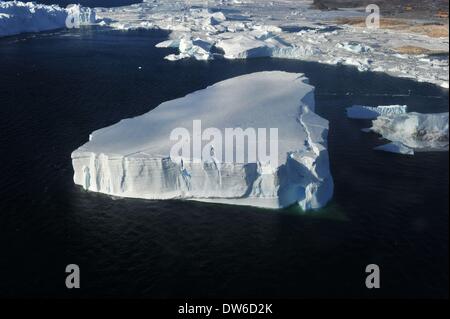 An Bord Xuelong. 27. Februar 2014. Eine Luftaufnahme, aufgenommen am 27. Februar 2014 zeigt einen Eisberg in der Antarktis. © Zhang Jiansong/Xinhua/Alamy Live-Nachrichten Stockfoto