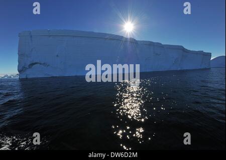 An Bord Xuelong. 27. Februar 2014. Foto aufgenommen am 27. Februar 2014 zeigt einen Eisberg in der Nähe von Zhongshan-Antarktis-Station in der Antarktis. © Zhang Jiansong/Xinhua/Alamy Live-Nachrichten Stockfoto