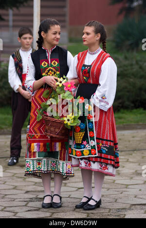 Bulgarische tragen traditionelle Kleidung feiert die Ankunft des Frühlings, Stockfoto