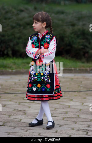 Bulgaraian Kleid Kostüm Mädchen auf hilft feiern Baba Marta Tag tragen Kostüm. Stockfoto