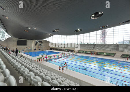 Queen Elizabeth Olympic Park, Stratford, London, UK. 1. März 2014. Das Olympiabecken in das Aquatic Centre auf der Queen Elizabeth Olympic Park in Stratford, London, die heute der Öffentlichkeit zugänglich gemacht. Bildnachweis: Matthew Chattle/Alamy Live-Nachrichten Stockfoto