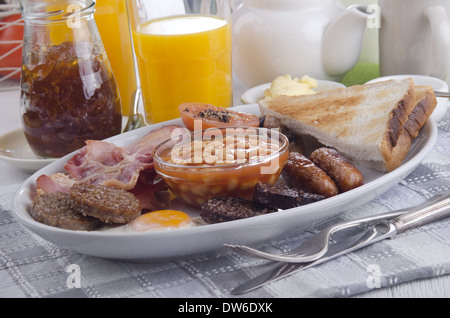 traditionelles irisches Frühstück mit Speck, Pudding, Wurst, Toast, Ei und Bohnen Stockfoto