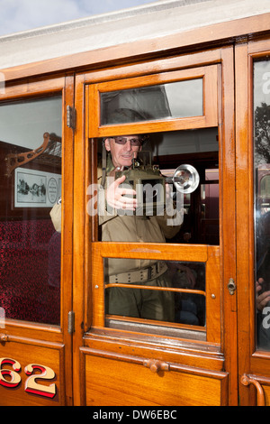 Ein 1940 Kostüm Wochenende am Weybourne UK. Ein Soldat nimmt ein Foto durch ein Fenster offen Eisenbahn Wagen Stockfoto