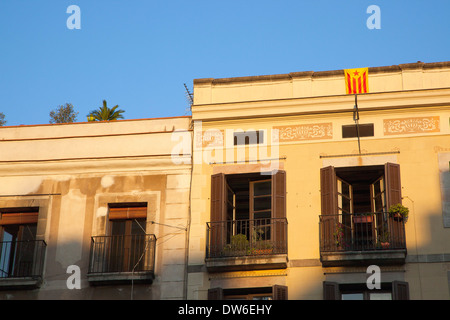 Spanien, Katalonien, Barcelona, Detail des Gebäudes in La Ribera mit katalanische Flagge, Stockfoto