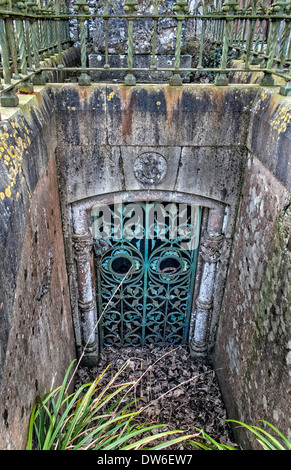 Eingang der Grabstätte auf dem Friedhof der St. Patricks Church of Ireland, Donabate, County Dublin, Irland Stockfoto