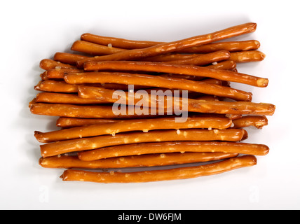 Salzige Brot Finger Snacks auf weißem Hintergrund Stockfoto