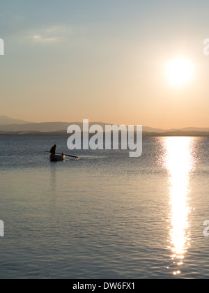 Fischer neigt seine Netze am Lago Trasimeno, Perugia, Italien in der Abenddämmerung. Der See ist ein flacher schlammigen See reichlich mit Fisch Stockfoto