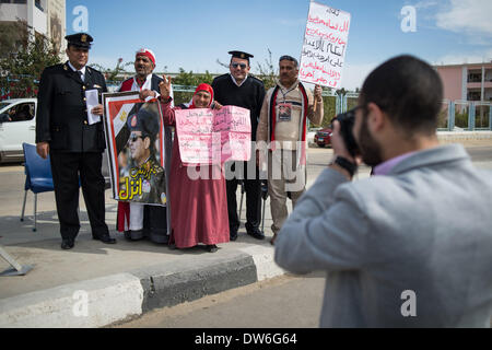 Kairo, Ägypten. 1. März 2014. Eine Fotojournalist Foto von ägyptischen pro-militärischen Regime Unterstützer und Bereitschaftspolizei außerhalb der Polizei-Akademie, wo eine Testversion von Ägyptens Präsident Mohamed Morsi über Vorwurf der Anstiftung zum Mord an Demonstranten verdrängt, soll, in Kairo, Hauptstadt von Ägypten, am 1. März 2014 eröffnet werden. Mursi und weiteren 14 Angeklagten werden beschuldigt, der Anstiftung zu Gewalt und Tötung von Demonstranten vor dem Präsidentenpalast in Dezember 2012 bestellen. Bildnachweis: Pan-Chaoyue/Xinhua/Alamy Live-Nachrichten Stockfoto