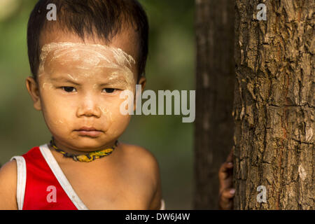 1. März 2014 - Mae Sot, Tak, Thailand - ein birmanischen junge in einem Myanmarer im Wald ein paar Kilometer nördlich von Mae Sot. Mae Sot, hat an der Grenze von Thai-Myanmer (Burma), eine sehr große Population von burmesischen Migranten. Einige sind Flüchtlinge ausgeschiedenen Myanmar um Unruhen und politische Verfolgung zu entkommen, andere "Wirtschaftsflüchtlinge", die nach Thailand kam auf der Suche nach Arbeit und besseren Möglichkeiten. (Bild Kredit: Jack Kurtz/ZUMAPRESS.com ©) Stockfoto