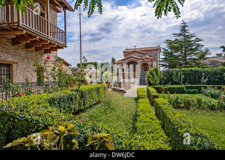 Schöner Garten in Meteora Agio Stefano Kloster in Griechenland Stockfoto