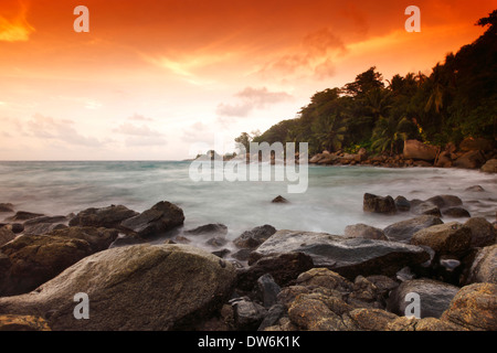 Majestätische Sommer Sonnenuntergang über dem Meer auf der Insel Mahé Stockfoto