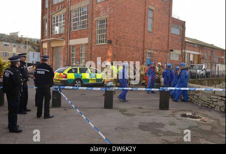 Portland, UK. 1. März 2014. Eine dramatische Rettung eines Bagger Fahrers nach seinem Fahrzeug fiel 15 Fuß in Portland Hafen heute Nachmittag (sat) der Mann per Hubschrauber der Küstenwache in Southampton Krankenhaus geflogen war, nachdem er von der Küstenwache, Feuerwehr und Arbeitskollegen gerettet wurde. Dorset Polizei den Vorfall untersuchen und haben das Gebiet abgeriegelt. 1. März 2014 Bild von Geoff Moore/Dorset Media Service/Alamy Live-Nachrichten Stockfoto