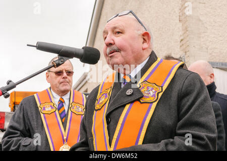 Belfast, Nordirland. 1. März 2014 - Adressen George Chittick, Grand County Meister der Oranier-Orden in Belfast, das Publikum. Stockfoto