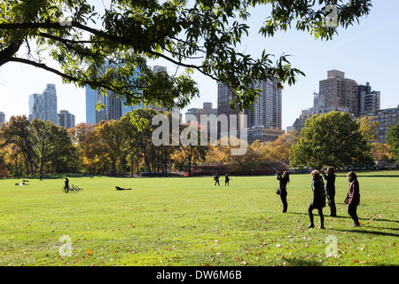Sheep Meadow mit Skyline in Hintergrund, Central Park, New York Stockfoto