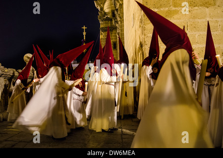 Büßer der Bruderschaft der "La Paz" vorbei zur Kathedrale von Jerez, In Jerez, Spanien. Stockfoto