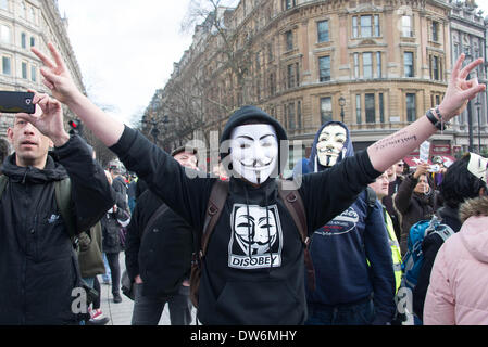 London, UK. 1. März 2014.  Hunderte protestieren gegen die weltweite staatliche Korruption als sie Montage auf dem Trafalgar Square in London. Foto: siehe Li/Alamy Live News Stockfoto